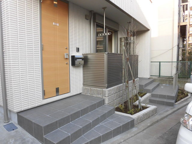 フルール・ド・カメリアのエントランス|★建物西側に自転車1台駐輪可★