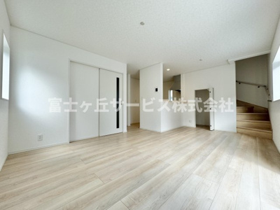 【居間・リビング】 | 静岡市葵区竜南3丁目 2期 新築一戸建て 3号棟 | リビングダイニングです