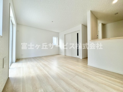 【居間・リビング】 | 静岡市葵区竜南3丁目 2期 新築一戸建て 3号棟 | リビングです