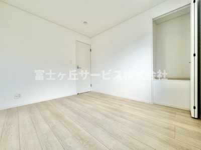 【洋室】 | 静岡市葵区竜南3丁目 2期 新築一戸建て 3号棟 | バルコニーに面した洋室です