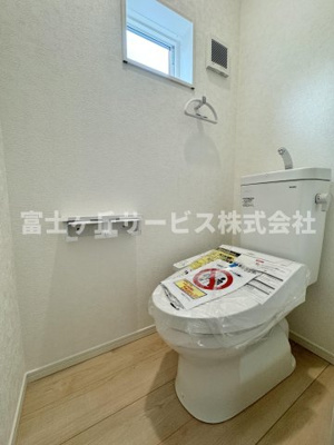【トイレ】 | 静岡市葵区竜南3丁目 2期 新築一戸建て 3号棟 | 1Fトイレです
2Fにも同タイプのトイレがあります