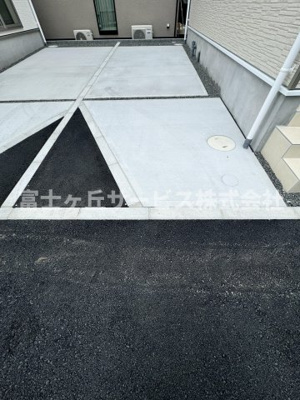 【駐車場】 | 静岡市葵区竜南3丁目 2期 新築一戸建て 3号棟 | 車が1台停められる駐車場です
建物の反対側にもう1台停められるスペースがあります