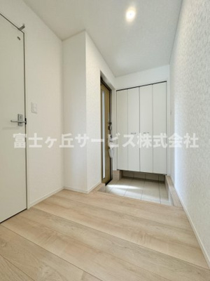 【玄関】 | 静岡市葵区竜南3丁目 2期 新築一戸建て 3号棟 | 収納もある玄関です