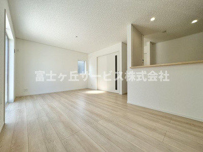 【居間・リビング】 | 静岡市葵区竜南3丁目 2期 新築一戸建て 6号棟 | リビングです