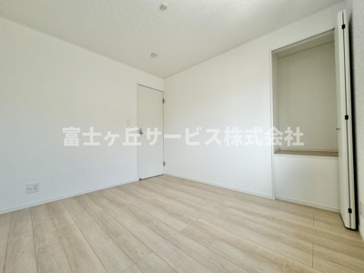 【洋室】 | 静岡市葵区竜南3丁目 2期 新築一戸建て 6号棟 | バルコニーに面した洋室です