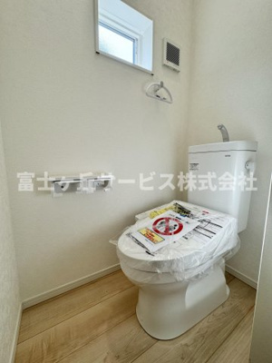 【トイレ】 | 静岡市葵区竜南3丁目 2期 新築一戸建て 6号棟 | 1Fトイレです
2Fにも同タイプのトイレがあります