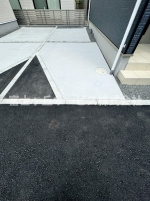 【駐車場】 | 静岡市葵区竜南3丁目 2期 新築一戸建て 6号棟 | 車が1台停められる駐車場です
建物の反対側にもう1台停められるスペースがあります