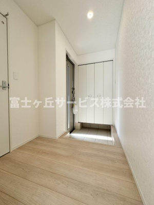 【玄関】 | 静岡市葵区竜南3丁目 2期 新築一戸建て 6号棟 | 収納もある玄関です