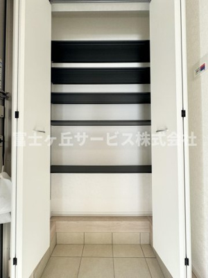 【収納】 | 静岡市葵区竜南3丁目 2期 新築一戸建て 6号棟 | 玄関にあるシューズクロークです