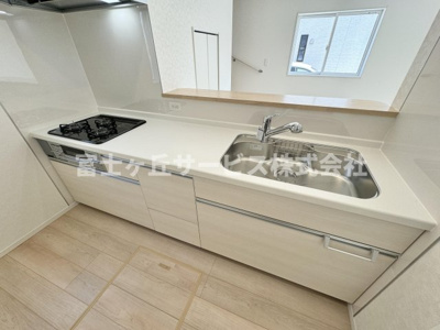 【キッチン】 | 静岡市葵区竜南3丁目 2期 新築一戸建て 6号棟 | 広々としていてお料理がしやすいキッチンです