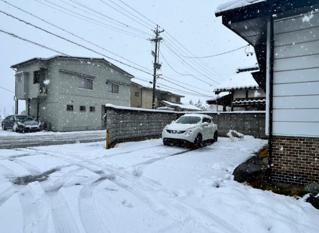 松本市原　中古戸建の駐車場|ゆとりのあるカースペースです。