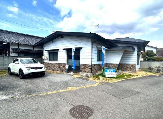 松本市原　中古戸建の駐車場|カースペースは車種にもよりますがお車2台駐車可能です。