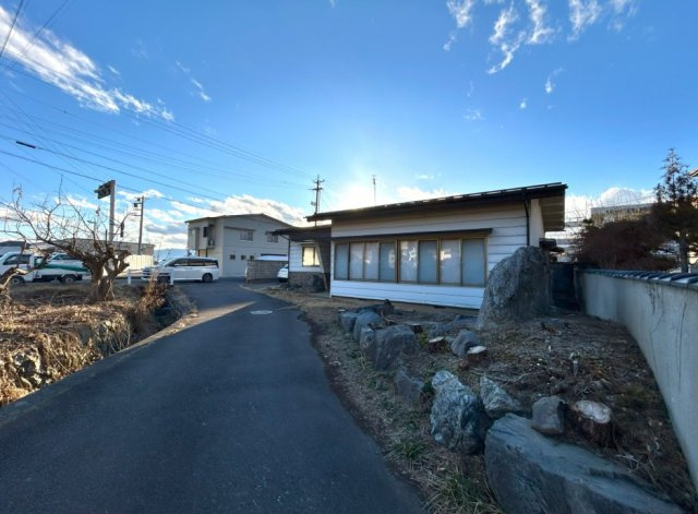 松本市原　中古戸建の前面道路含む現地写真|周囲は落ち着いた雰囲気の住環境です。