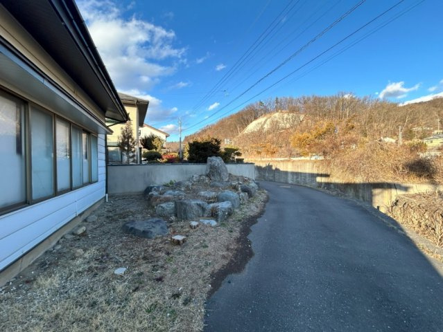 松本市原　中古戸建の前面道路含む現地写真|角地に位置し明るく風通し良好です。