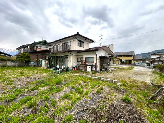 大町市大町　中古戸建の外観|周囲に高い建物もなく明るい日差しが入ります。
