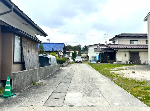大町市大町　中古戸建の駐車場|カースペースは車種にもよりますがお車3台駐車可能です。