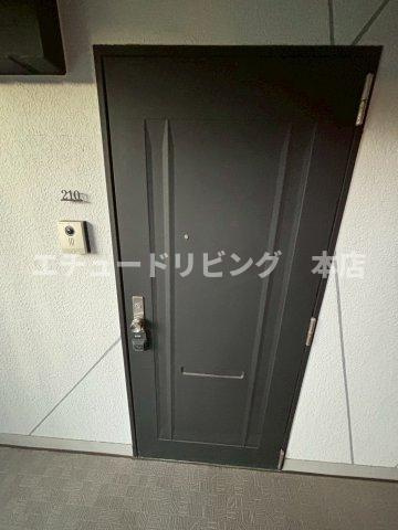 東和マンションの玄関