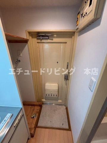 東和マンションの玄関