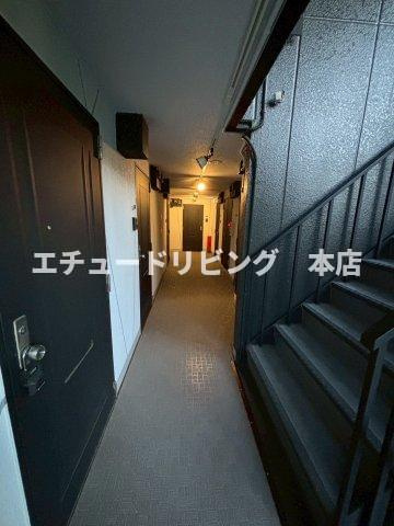 東和マンションのロビー