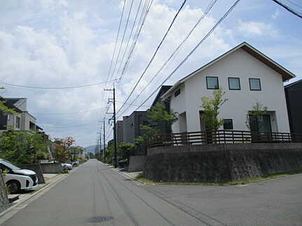 広島市佐伯区石内北３丁目 の前面道路含む現地写真