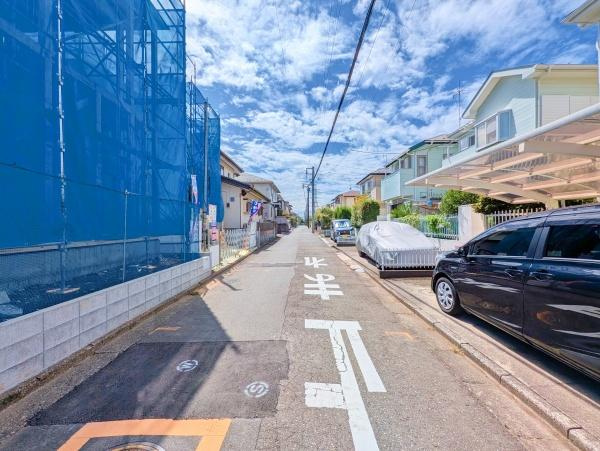 横浜市緑区東本郷２丁目の新築一戸建の前面道路含む現地写真|落ち着いた街並みになります。
是非一度、現地へお越しください。 
ご自宅までの送迎もいたします