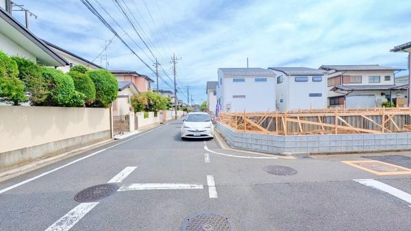 横浜市緑区東本郷２丁目の新築一戸建の前面道路含む現地写真|車通りが少ない為、小さなお子様にも安心です。
是非一度、現地へ起こしください。

