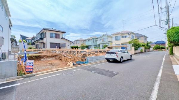 横浜市緑区東本郷２丁目の新築一戸建の前面道路含む現地写真|前面道路が広いので、安心して駐車可能です！