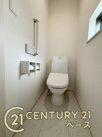 柏原市大正３丁目 ／新築一戸建のトイレ|■現地撮影写真■フチなし＆トルネード洗浄でお掃除も楽らく！ウォシュレット付きです！
