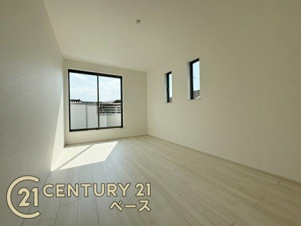 柏原市大正３丁目 ／新築一戸建の洋室|■現地撮影写真■バルコニーに面した開放感のあるお部屋です！