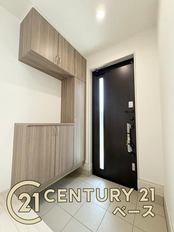 柏原市大正３丁目 ／新築一戸建の玄関|■現地撮影写真■すっきりとした明るい玄関が家族やお客様を迎えてくれます！