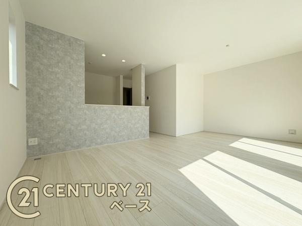 柏原市大正３丁目 ／新築一戸建の居間・リビング|■現地撮影写真■家計と環境に優しい！一部窓には断熱性・保温性に優れたペアガラスを使用しています！