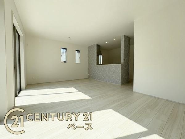 柏原市大正３丁目 ／新築一戸建の居間・リビング|■現地撮影写真■家族団欒も快適な広々としたリビング！