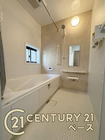 柏原市大正３丁目 ／新築一戸建の浴室|■現地撮影写真■床は水ハケが良く、乾きやすいのでカビの発生も軽減！