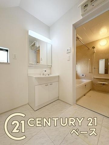柏原市大正３丁目 ／新築一戸建の独立洗面台|■現地撮影写真■三面鏡タイプのミラーキャビネット！収納スペースも豊富です！