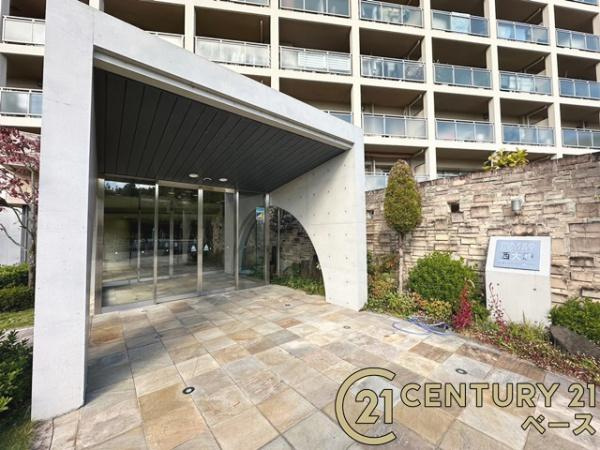 ピアッツァコート西大和のエントランス|■現地撮影写真■こちらはマンション正面出入口です！