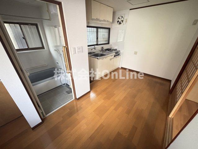 西山本町5丁目貸家２階建ての居間・リビング