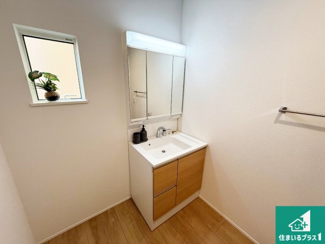 神戸市北区小倉台　第1期　新築一戸建ての独立洗面台|清潔感のある洗面台です。フラットな鏡は掃除がしやすく毎日清潔！鏡裏には収納があるのでスッキリとした洗面台が保てます。