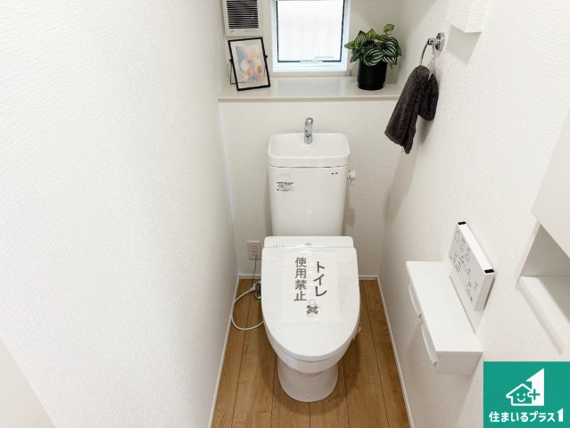 神戸市北区小倉台　第1期　新築一戸建てのトイレ|1・2階の2ヶ所にあるので、朝の忙しい時間の順番待ちもなく、深夜の利用にも大変便利です。