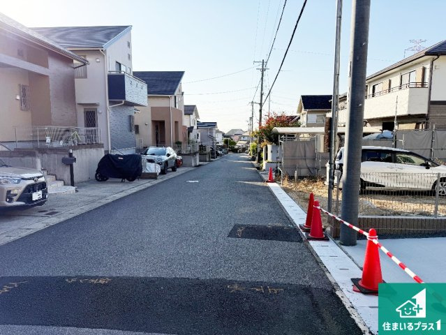 神戸市北区小倉台　第1期　新築一戸建ての前面道路含む現地写真|周辺は閑静な住宅街！前面道路広々で車の出し入れも便利です。駐車が苦手な方でも安心して車庫入れできます！