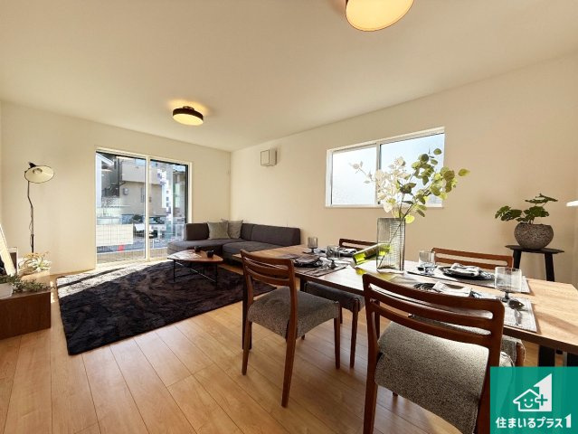 神戸市北区小倉台　第1期　新築一戸建ての居間・リビング|日当たり良好の明るいリビングで朝の目覚めもスッキリできそう！対面キッチンでご家族のコミュニケーションも自然と増える設計！小さなお子様が遊ぶスペースを作っても広々とくつろげるLDK！