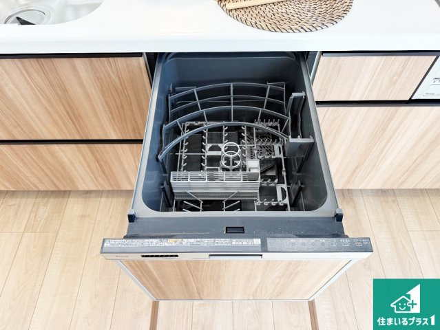 神戸市北区小倉台　第1期　新築一戸建ての設備|食事後の一仕事、食器洗いをボタン一つでお任せできちゃいます！場所を取らないビルトイン式なので、お料理スペースもしっかり確保！