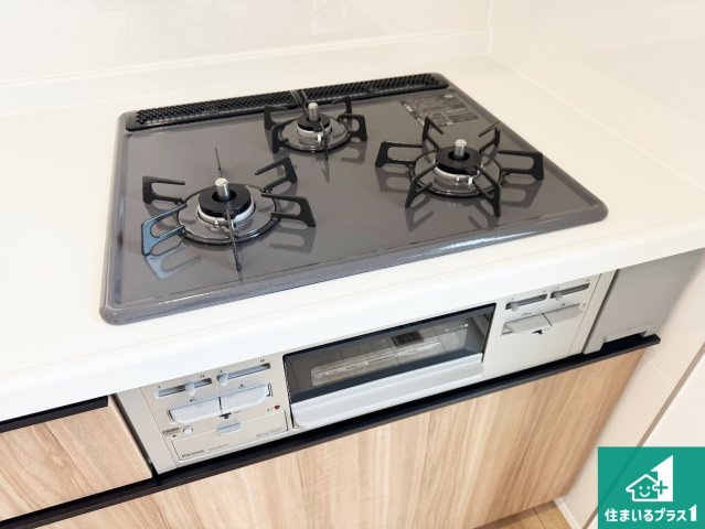 神戸市北区小倉台　第1期　新築一戸建ての設備|ダブル高火力Ｓｉセンサー付きコンロ！３口あるので、まとめて料理をする時も大活躍！