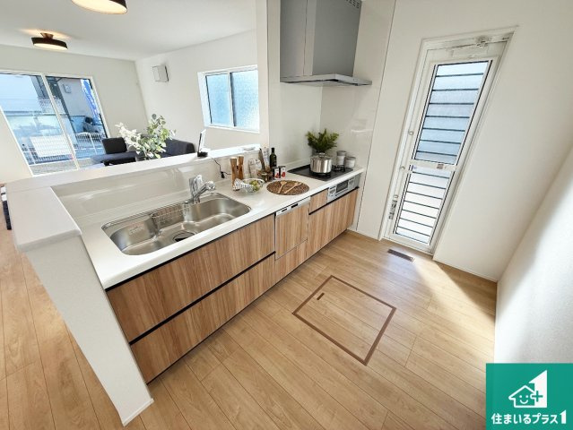 神戸市北区小倉台　第1期　新築一戸建てのキッチン|リビングと統一感があり、使い勝手のいいキッチン。広々としているので、二人並んで作業が出来ちゃいます。お子様と一緒に色々なお料理に挑戦できるスペースがあります。