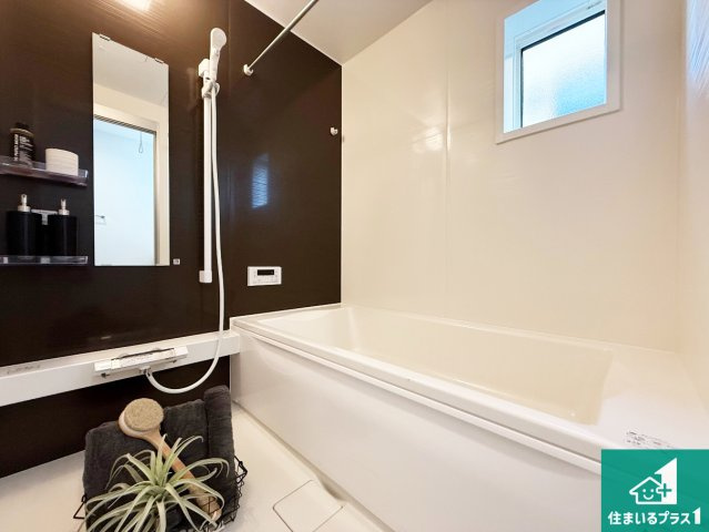 神戸市北区小倉台　第1期　新築一戸建ての浴室|足をゆったり伸ばして寛げる浴槽です。窓が設けられていますので差し込む光が明るく穏やかな雰囲気にしてくれます♪浴室乾燥機も設置しているので、雨の日の洗濯物も安心です♪