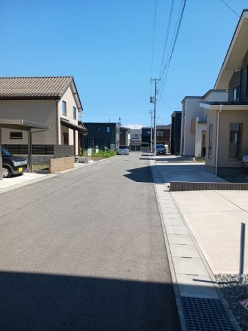 【前面道路含む現地写真】