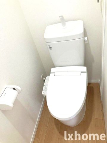 アーバンウェル茨木のトイレ|独立洗面台あり、毎朝おしゃれに忙しい女性の方におすすめです