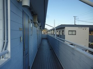 レオパレスジョイフルＭの玄関