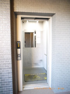【その他共用部分】 | 勿論エレベーターが備え付けられています。