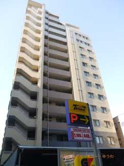 【外観】 | モダンでスタイリッシュな印象を与えるグレーを基調とした外観。