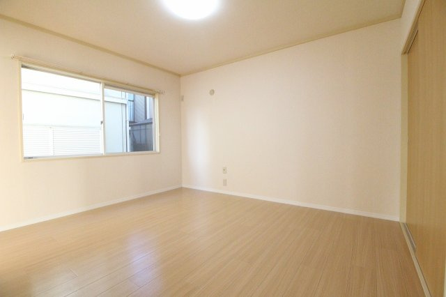 フレグランス山岡Cの洋室|明るい洋室です